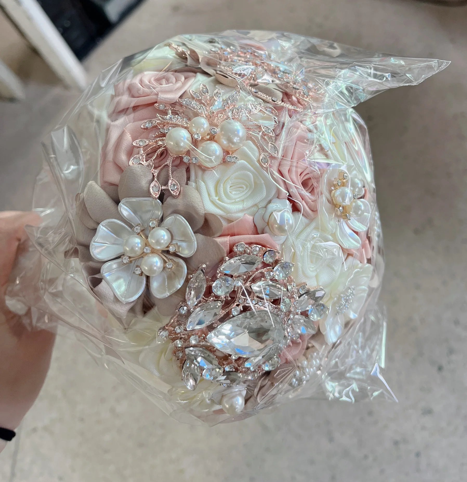 2025 new European and American Rhinestone Bride Holding Flowers Wedding Supplies Good Vibrations