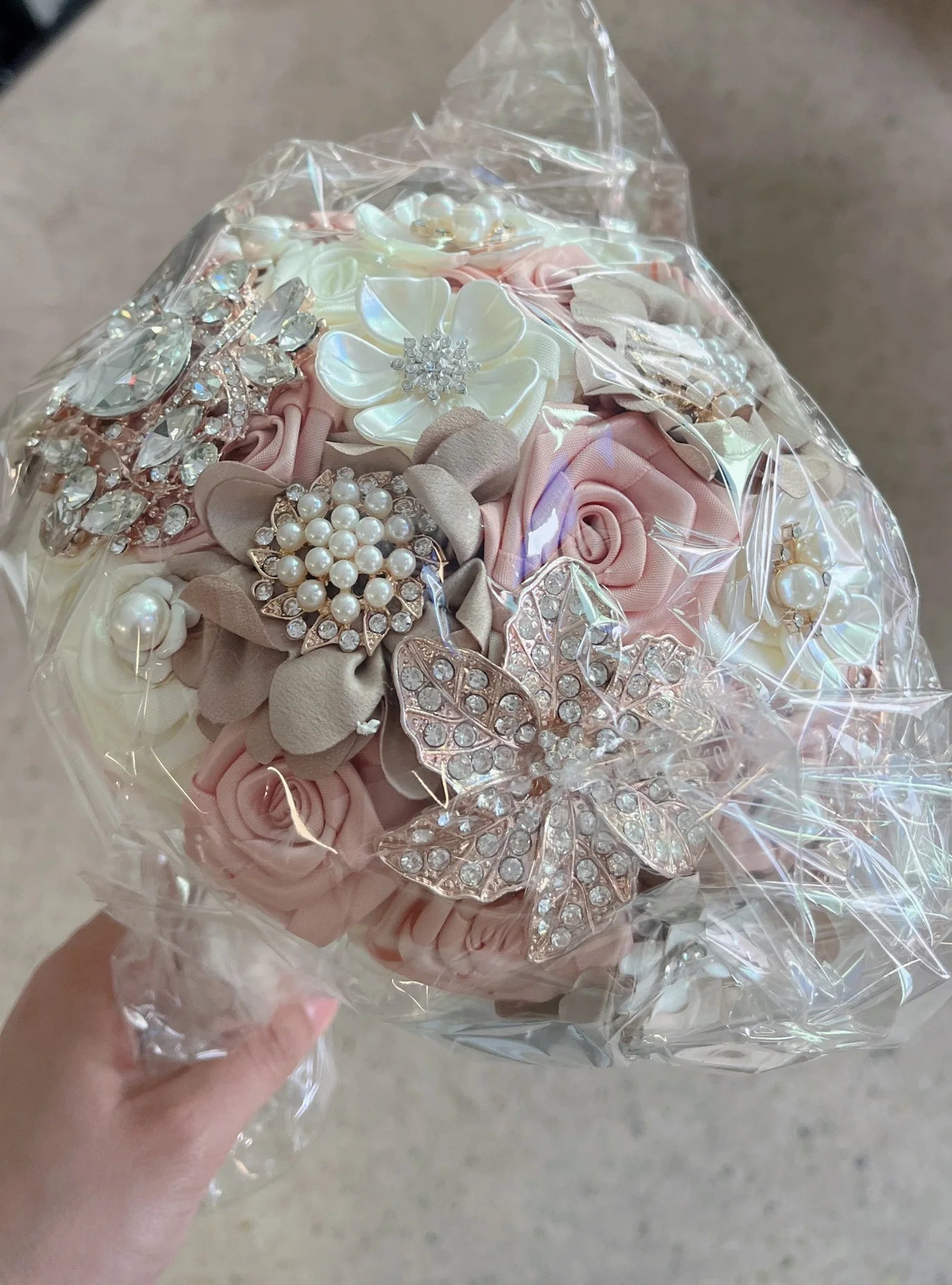 2025 new European and American Rhinestone Bride Holding Flowers Wedding Supplies Good Vibrations