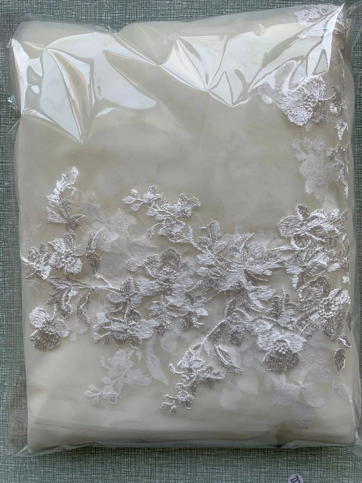 Luxury One-Layer Lace Bridal Veil Long Trim Appliqued Comb Solid Color Lace White Wedding Accessories Veil Good Vibrations