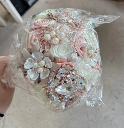 2025 new European and American Rhinestone Bride Holding Flowers Wedding Supplies Good Vibrations