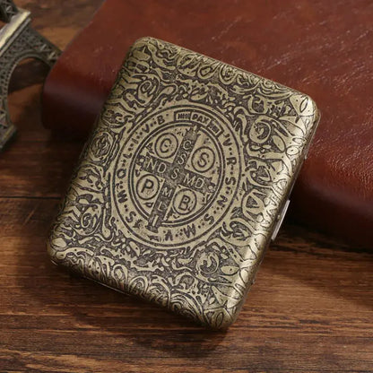 Vintage metal cigarette case with intricate classic design for 20 pieces, perfect men's gift.