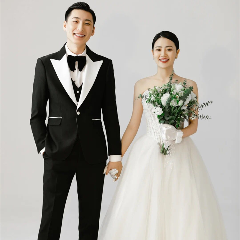 Photo Studio Men's Theme Wedding Photo White Suit Suit Good Vibrations