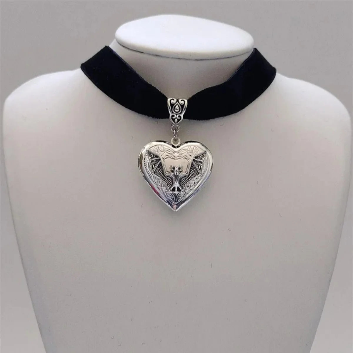 Fashion New  Silver Color Heart Pendant Necklace Stainless Steel Retro Simple Personality Punk Style Men and Women Accessories Good Vibrations