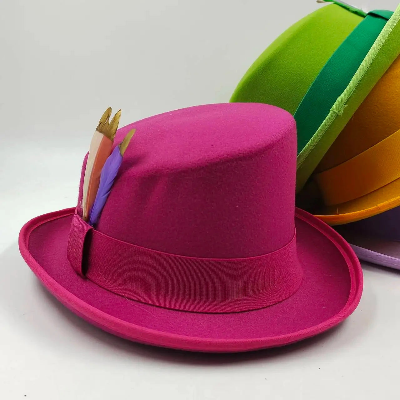 New High Quality Man Fedora Unisex Gentleman Cosplay Derby Bowler Hat British Shape Hat Autumn Magic Hat Feather Accessories Good Vibrations