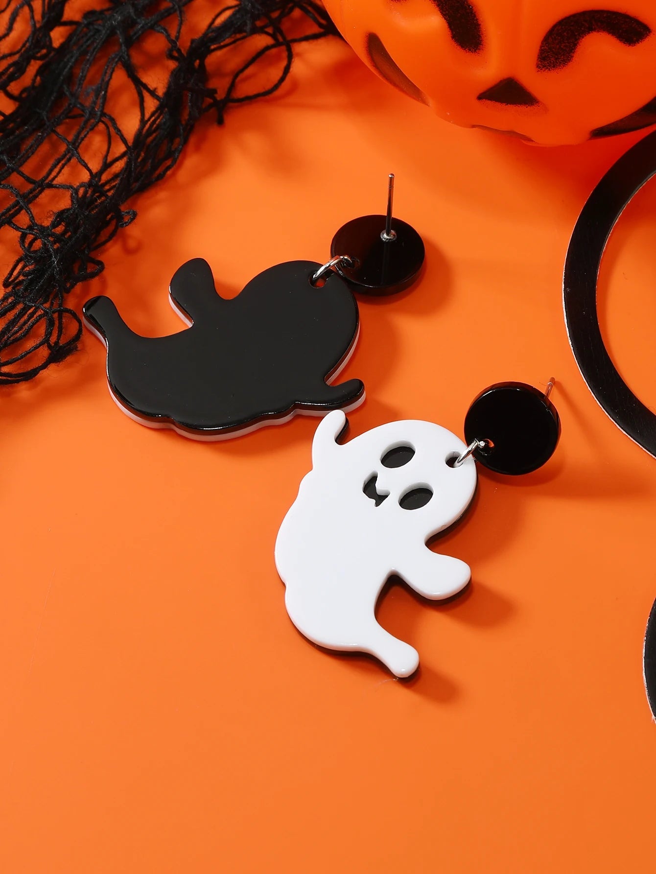 8 pairs of Halloween flame demons, cute little ghosts, acrylic earrings, skull heads, alien spaceships, pumpkin ghosts Good Vibrations