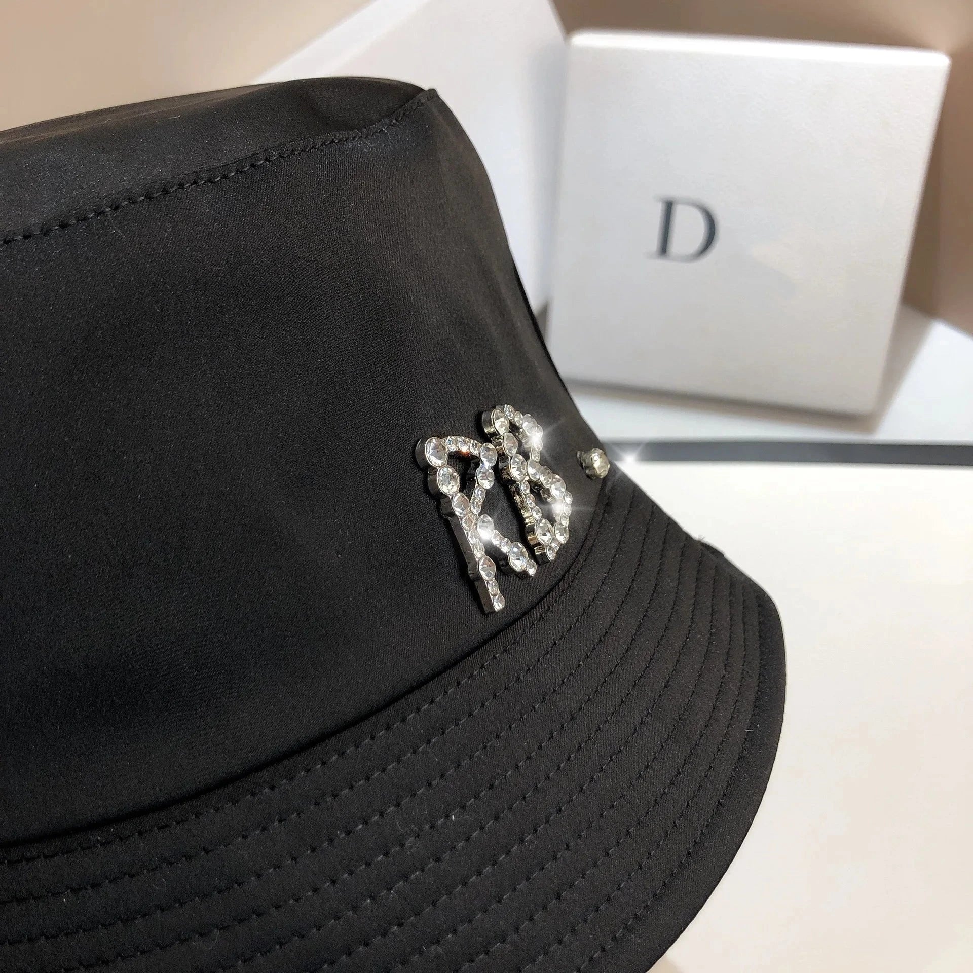 Designer Letter RB Bucket Hat Luxury Rhinestone Silky Women's Sunscreen Panama Fisherman Hat Top Flat Bob Beach Basin Cap Good Vibrations