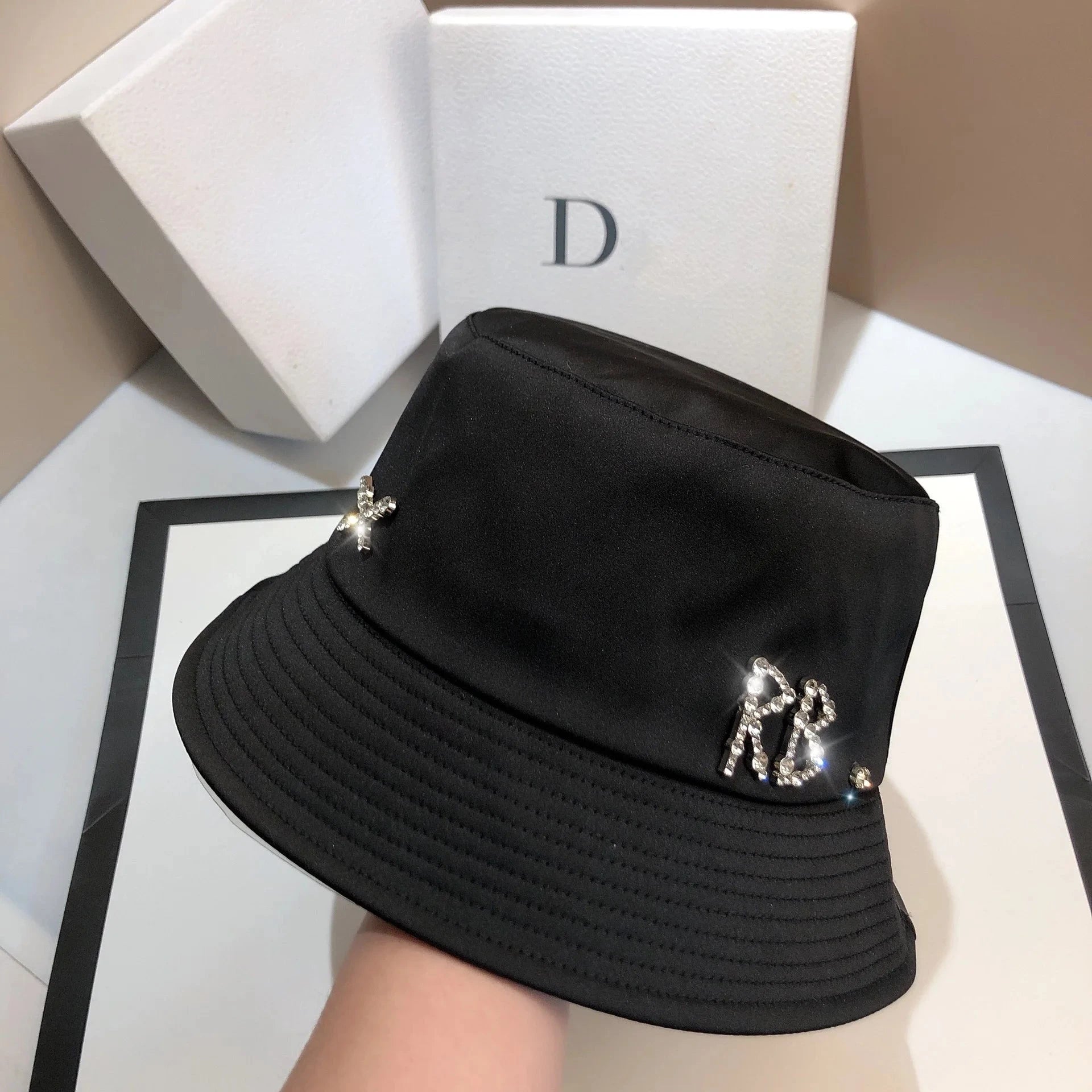 Designer Letter RB Bucket Hat Luxury Rhinestone Silky Women's Sunscreen Panama Fisherman Hat Top Flat Bob Beach Basin Cap Good Vibrations
