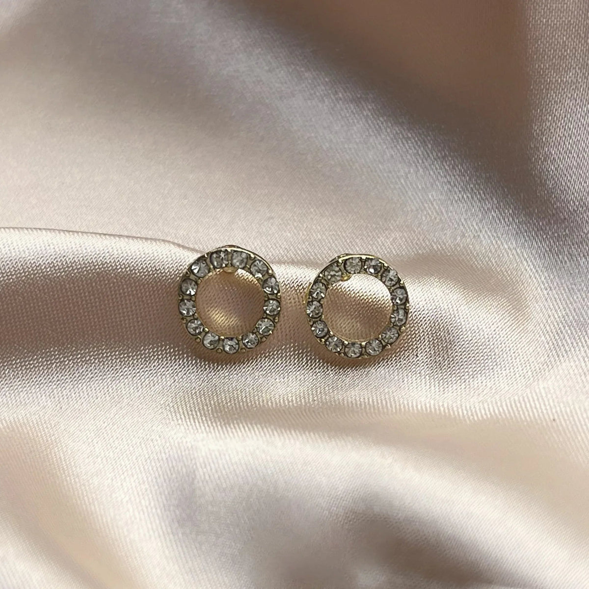 New simple round earrings with super flashy elegant and light luxury design, classic and versatile. Good Vibrations