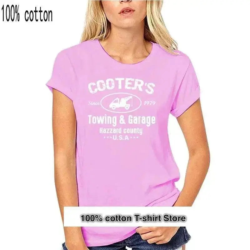 Camiseta de algodón rosa con estampado "Cooter's Towing & Garage" blanco.