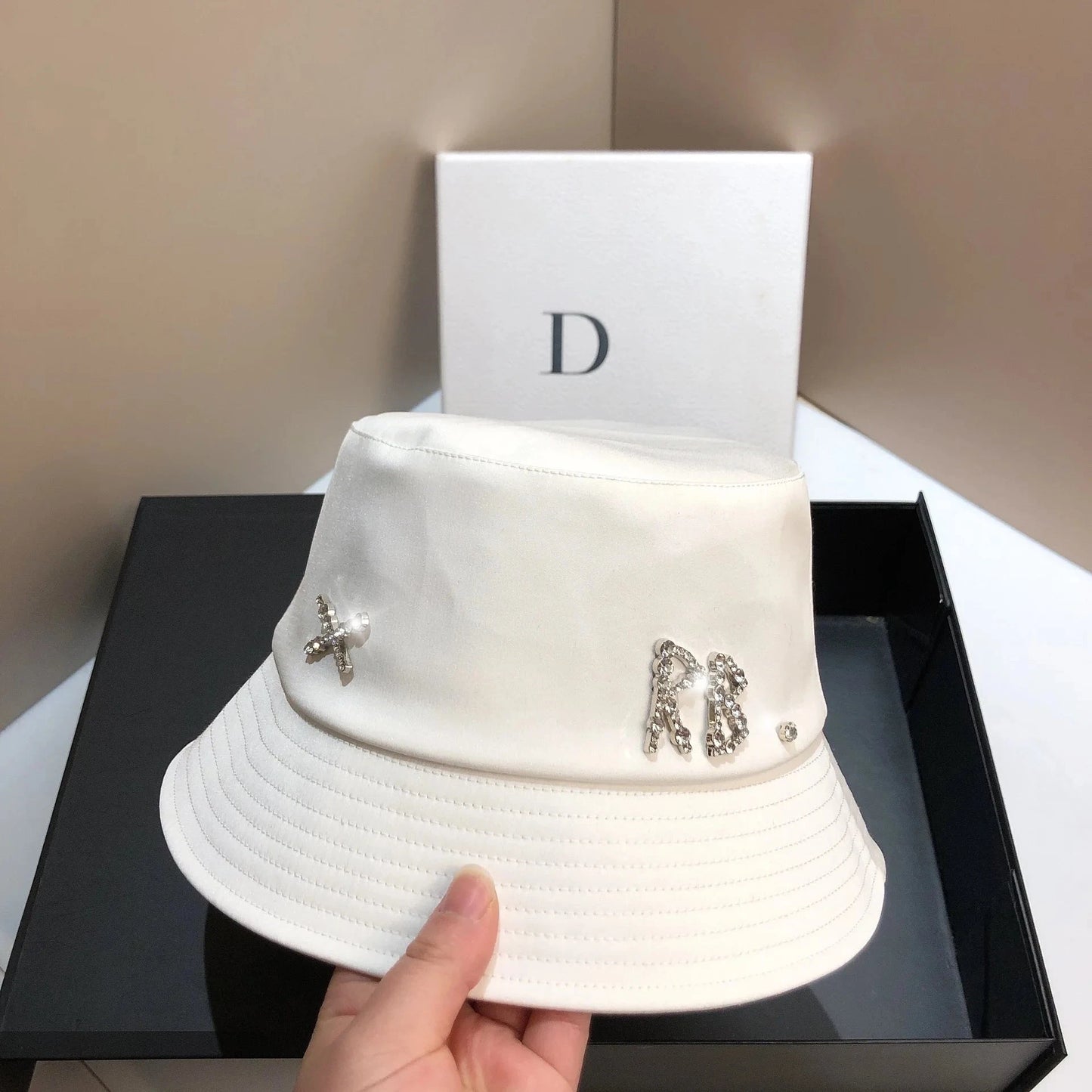 Designer Letter RB Bucket Hat Luxury Rhinestone Silky Women's Sunscreen Panama Fisherman Hat Top Flat Bob Beach Basin Cap Good Vibrations