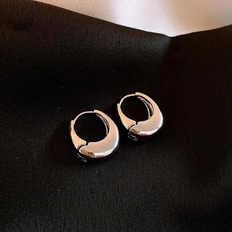 Punk Oval Hoop Earrings with Geometric Ear Buckle Minimalist U-Shaped Design for Daily Wear Fashionable Metal Accessory Good Vibrations