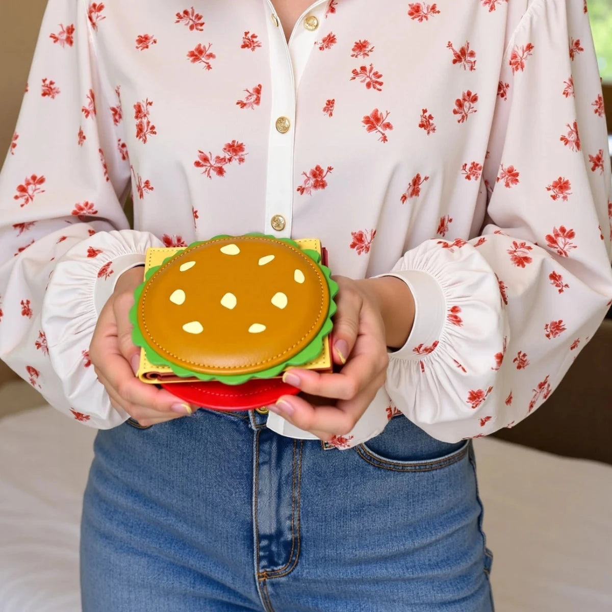 A cute wallet in the shape of a cartoon hamburger,PU leather wallet,coin purse,card holder，RFID Good Vibrations