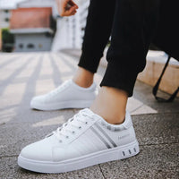 Men's Sneakers White Casual Shoes Lightweight Breathable Flats Fashion Lace-up Vulcanized Shoes Non Slip Outdoor Men Shoes Tenis Good Vibrations