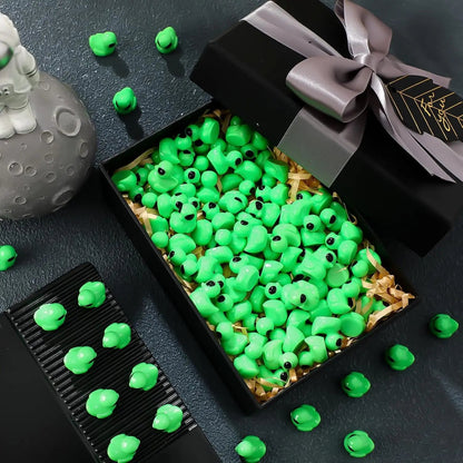 50 Pcs Green Alien Duck Figurine Halloween Mini Funny UFO Sci-fi Resin Duck for Party Favors Dashboard Desk Cute Alien Decor Good Vibrations