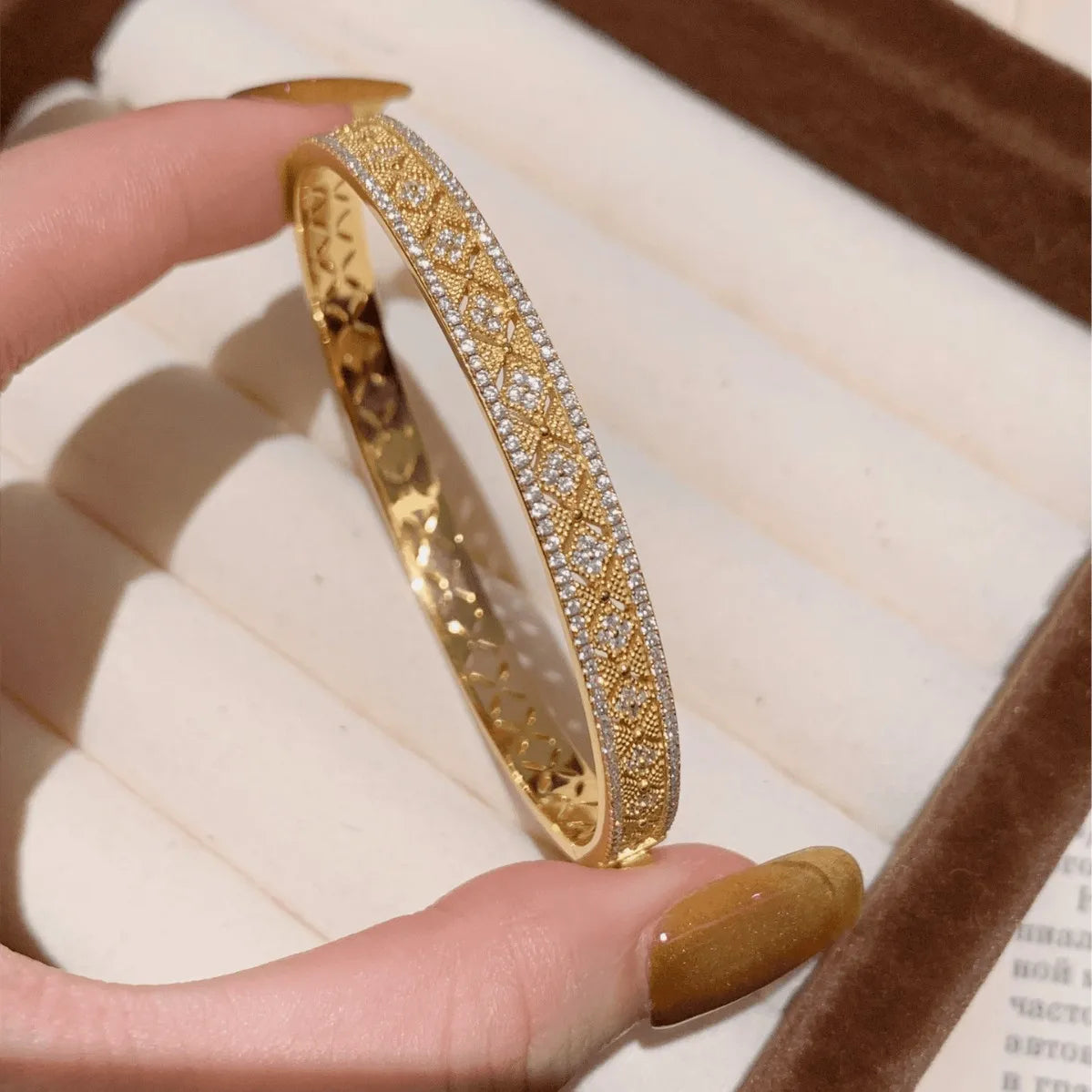 Charm dignified bracelet for women diamond inlay hollow out antique gold craftsmanship light luxury exquisite bangles jewelry Good Vibrations