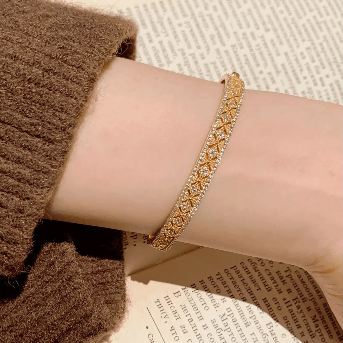 Charm dignified bracelet for women diamond inlay hollow out antique gold craftsmanship light luxury exquisite bangles jewelry Good Vibrations