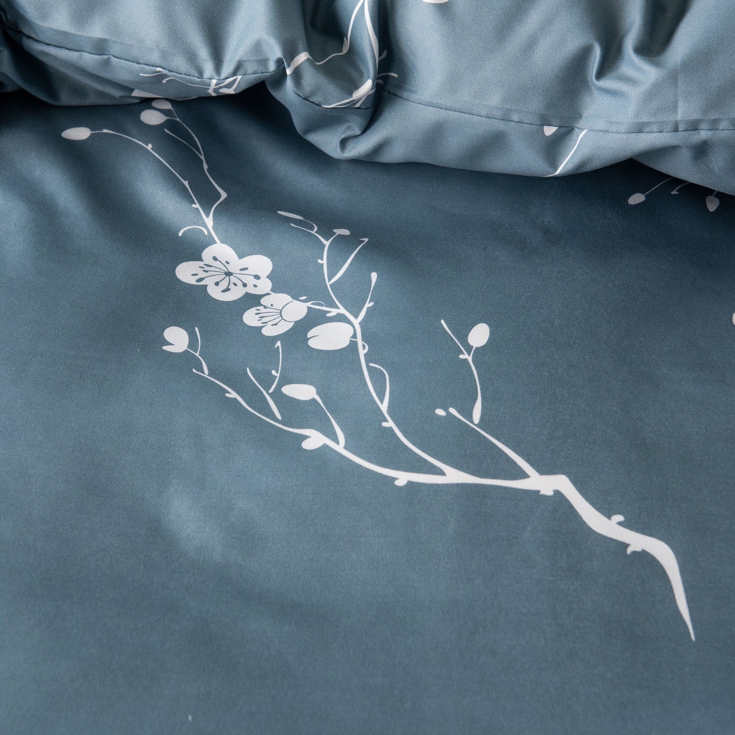 Plum Blossom Duvet Cover Twin Blue Comforter Set Soft Hotel 2/3PCS Microfiber Lightweight Soft White Floral Blue Set with Zipper Closure Good Vibrations